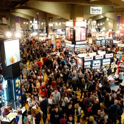 En dédicace au Salon du livre de Montréal